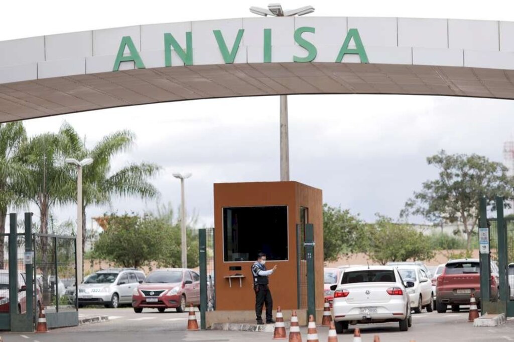 Anvisa libera coquetel contra covid-19 para grupo de risco