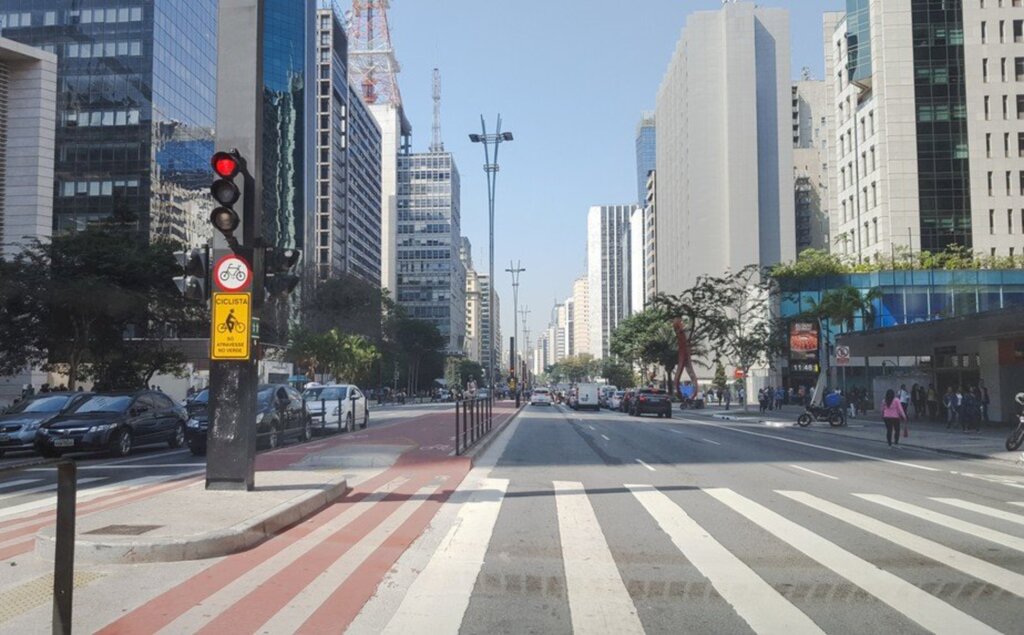 Nova lei de trânsito permite motorista 'furar' o sinal vermelho (e sem cometer infração)