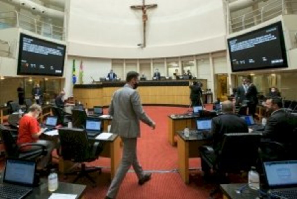 Julgamento de Moisés, estiagem e produção leiteira em destaque na Assembleia