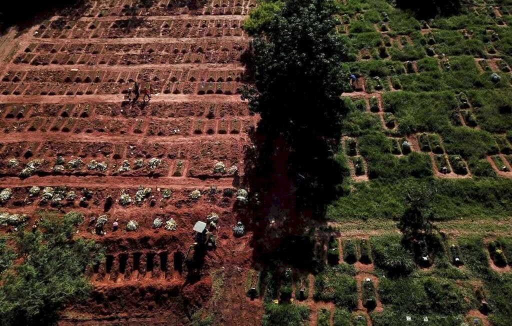 REUTERS/Amanda Perobelli - Vista aérea do cemitério da Vila Nova Cachoeirinha