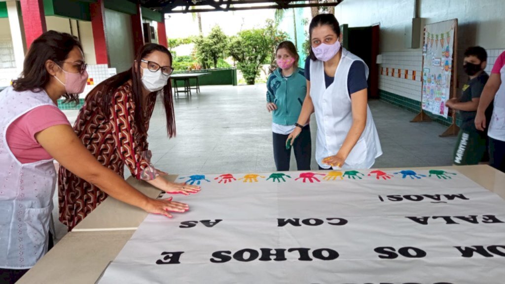 Escola do bairro Saguaçu inicia projeto para a inclusão de alunos surdos