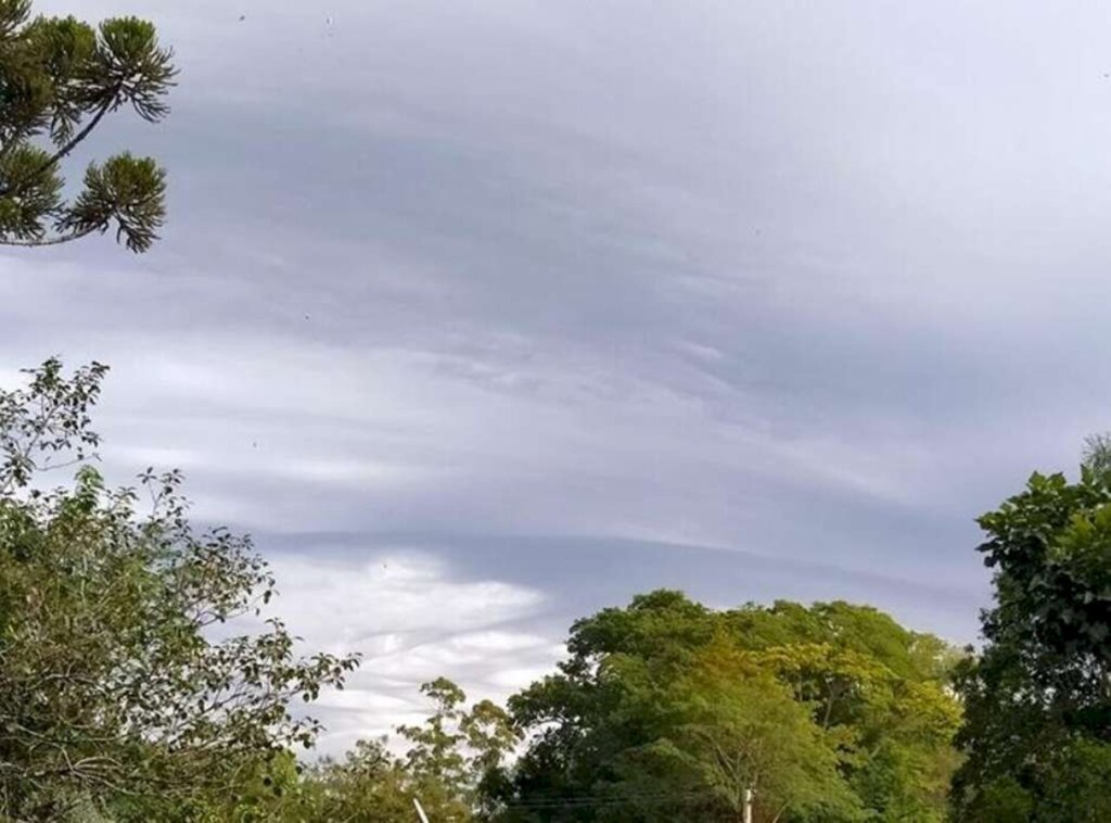 Frente fria associada a ciclone provoca chuva e ventania no Sul