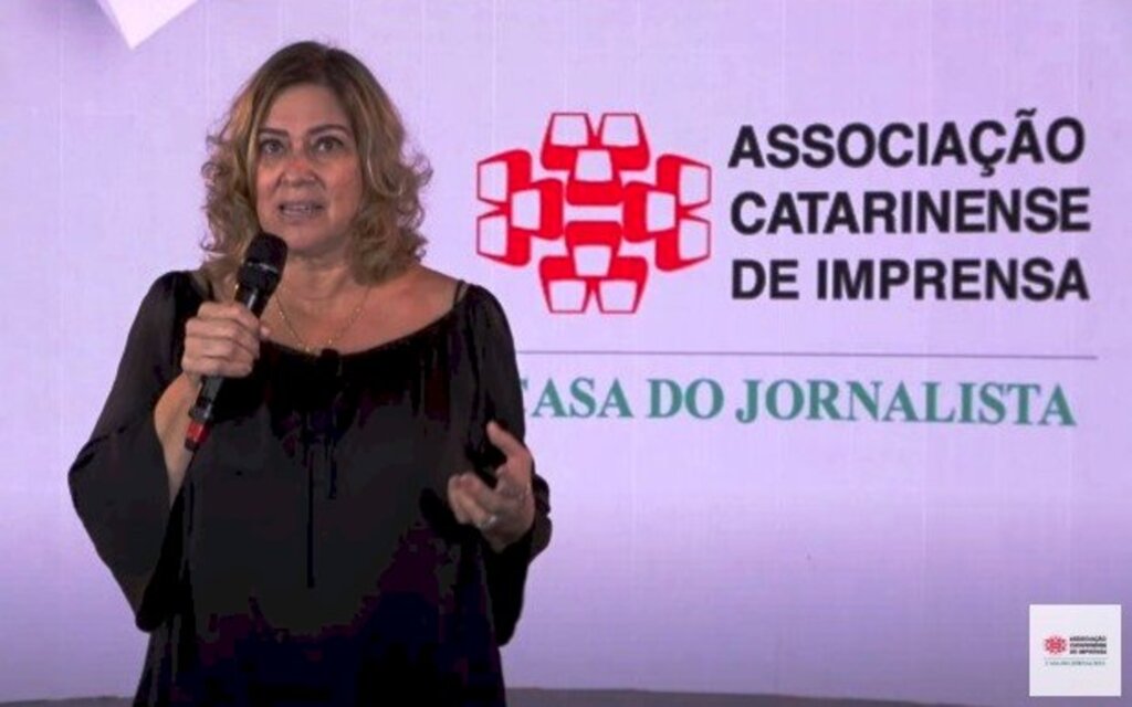 Reprodução - Déborah Almada, presidente da ACI no lançamento da campanha em defesa do jornalista