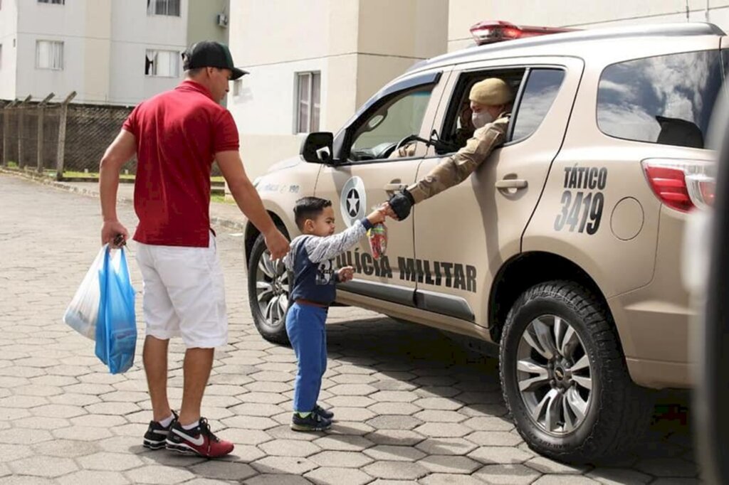 Jardim Paraíso: Policias Militares entregam kits de Páscoa para crianças