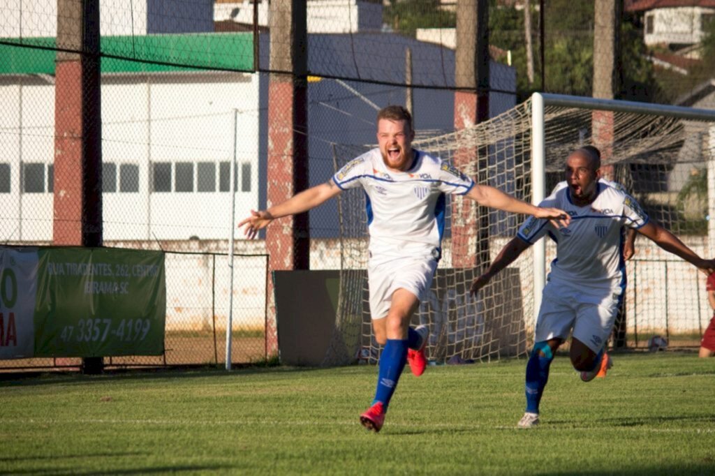 Fora de casa Avaí vence Metropolitano