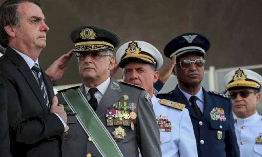 Marcos Correa/PR - Bolsonaro posa ao lado dos militares