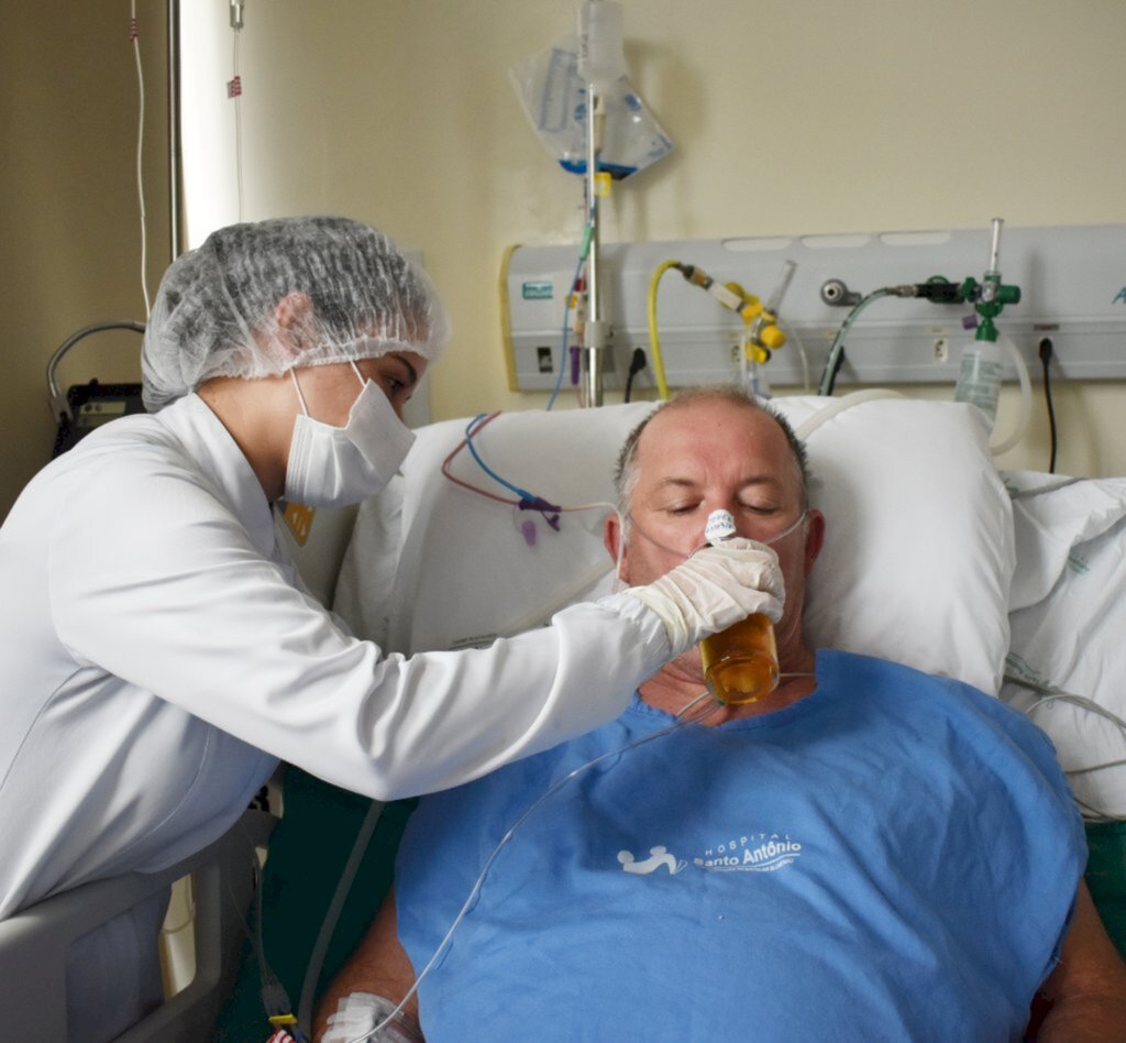 Paciente toma cerveja após ganhar alta da UTI Covid em Blumenau