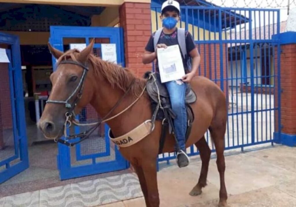 Reprodução/Arquivo Pessoal - studante Lorran Dias dos Santos, de 13 anos, busca atividades com a égua dele no colégio em Luziânia