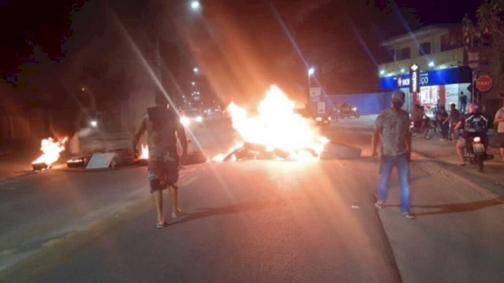 Moradores queimam pneus para impedir entrada de turistas