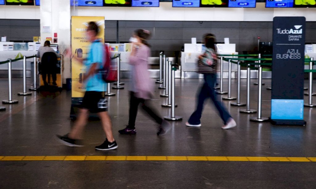 Regras para uso de máscaras em aviões e aeroportos ficam mais rígidas