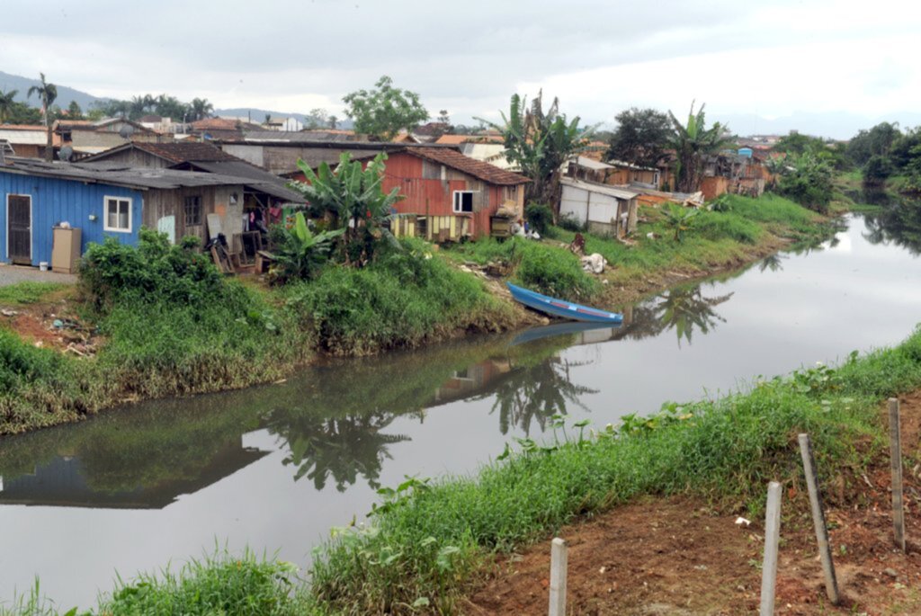 AN arquivo - Construções irregulares as margens do rio Itaum