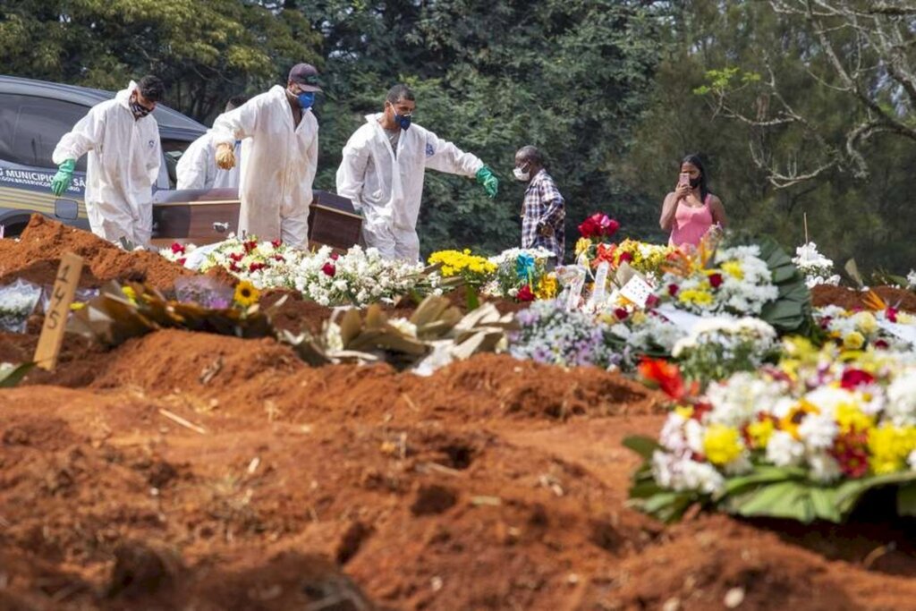 VILMAR BANNACH/PHOTOPRESS / - Corpo é sepultado no Cemitério da Vila Formosa, o maior da América Latina, na zona leste de São Paulo