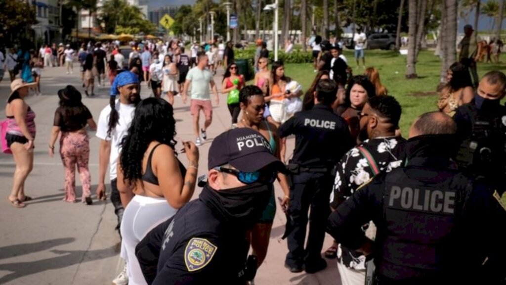 BBC News Brasil - O governo local aumentou o policiamento em Miami Beach nas semanas do