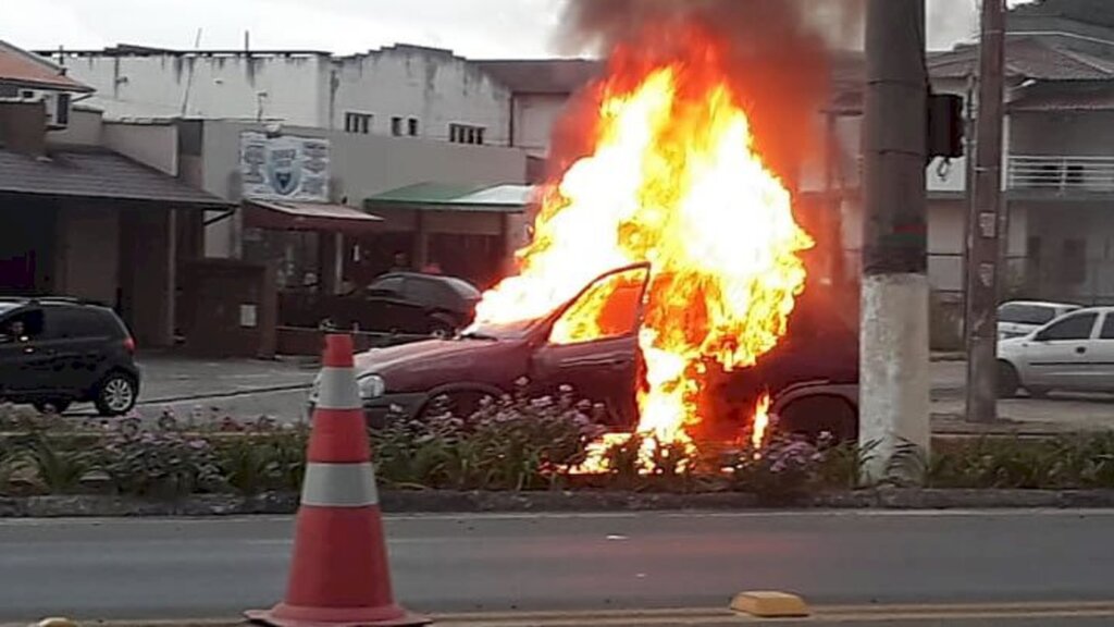 Ao saber que teria o veículo retido, motorista ateia fogo no próprio automóvel