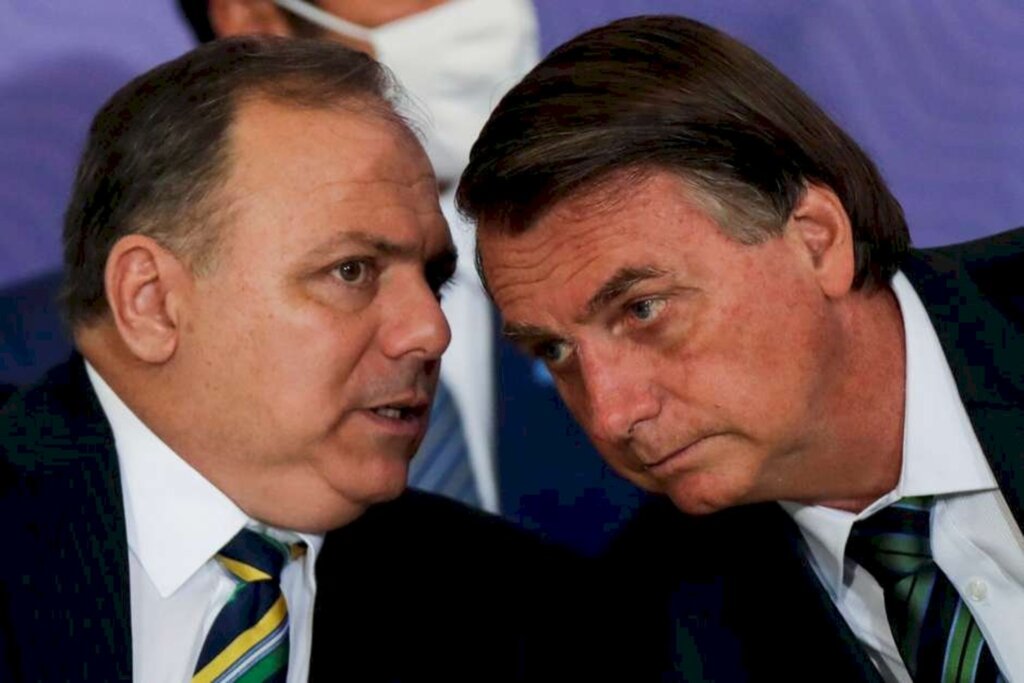 Pressionado, Bolsonaro decide tirar Pazuello da Saúde