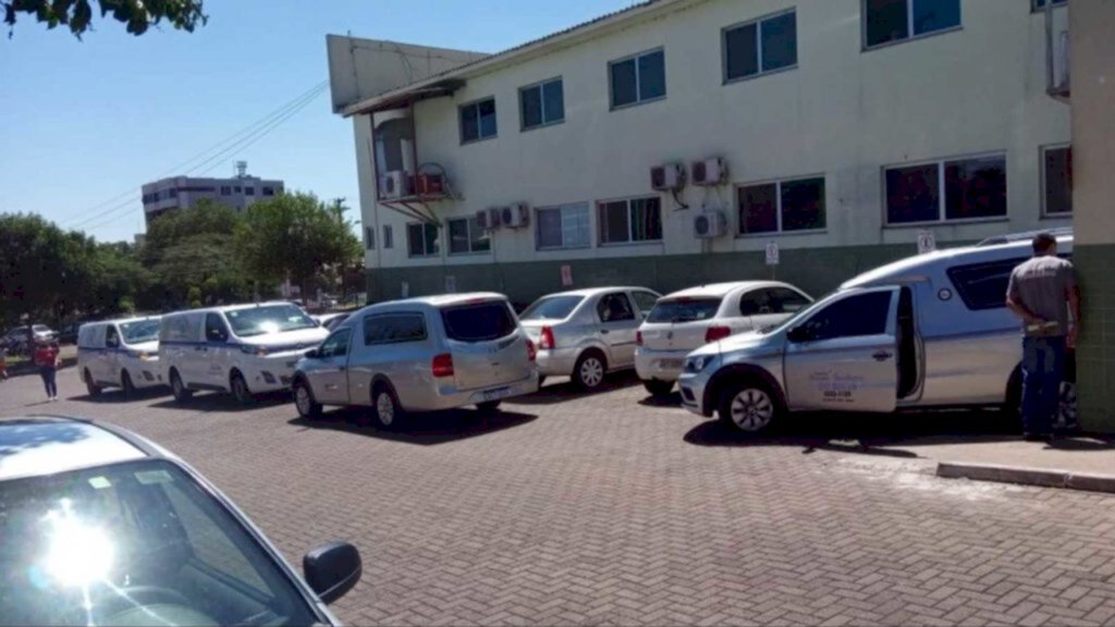 Carros funerários formam fila para a retirada de corpos em hospital no Paraná