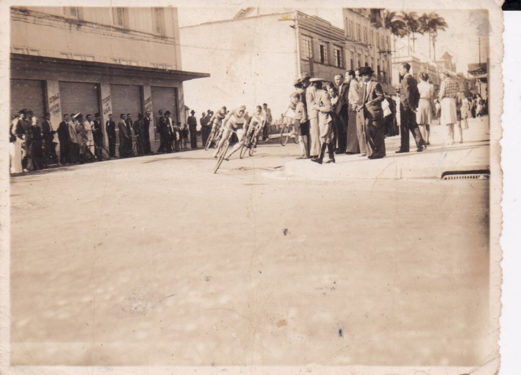 Foto: Arquivo de família/ Ary Silveira de Souza - Competição de ciclismo pelas ruas centrais da cidade/1940