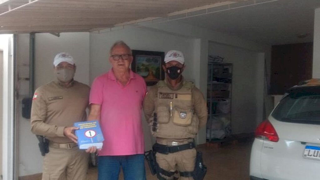 Coronel da reserva doa quase 500 livros à Polícia Militar Rodoviária