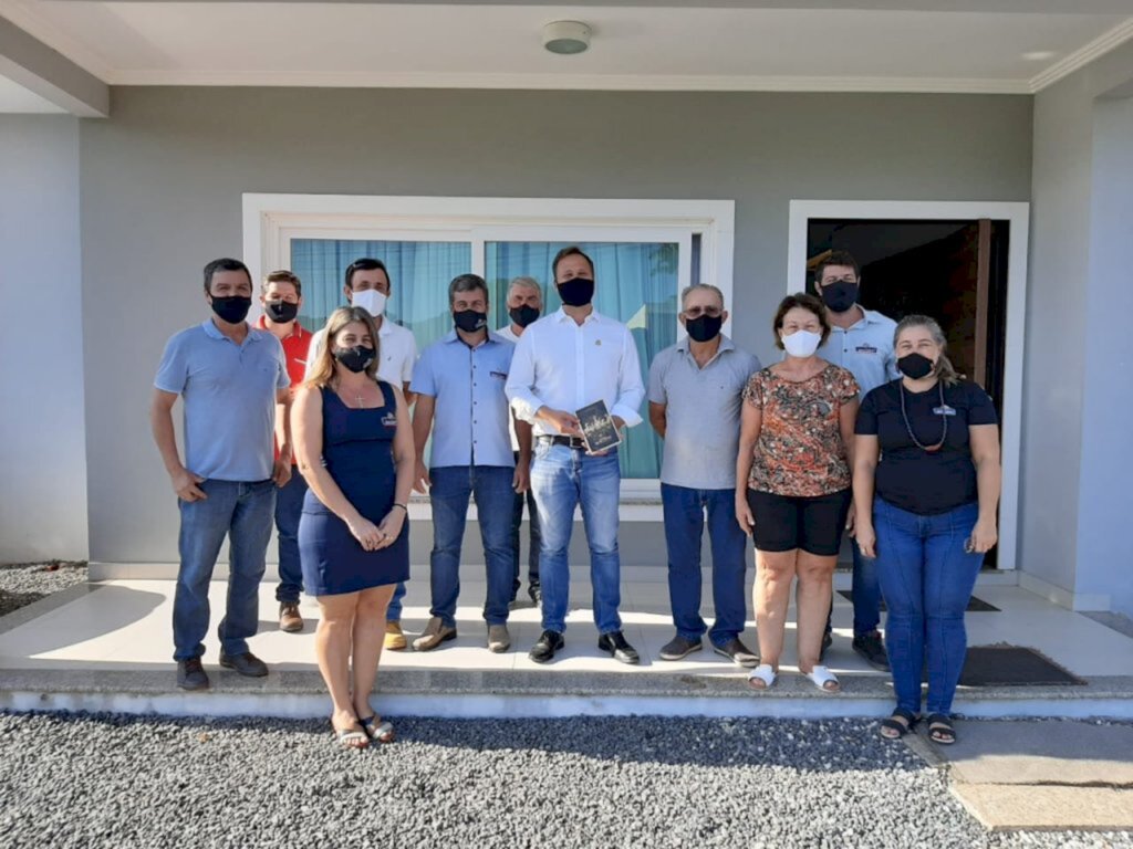 Prefeito cumpre roteiro de visitas à área rural do bairro Vila Nova