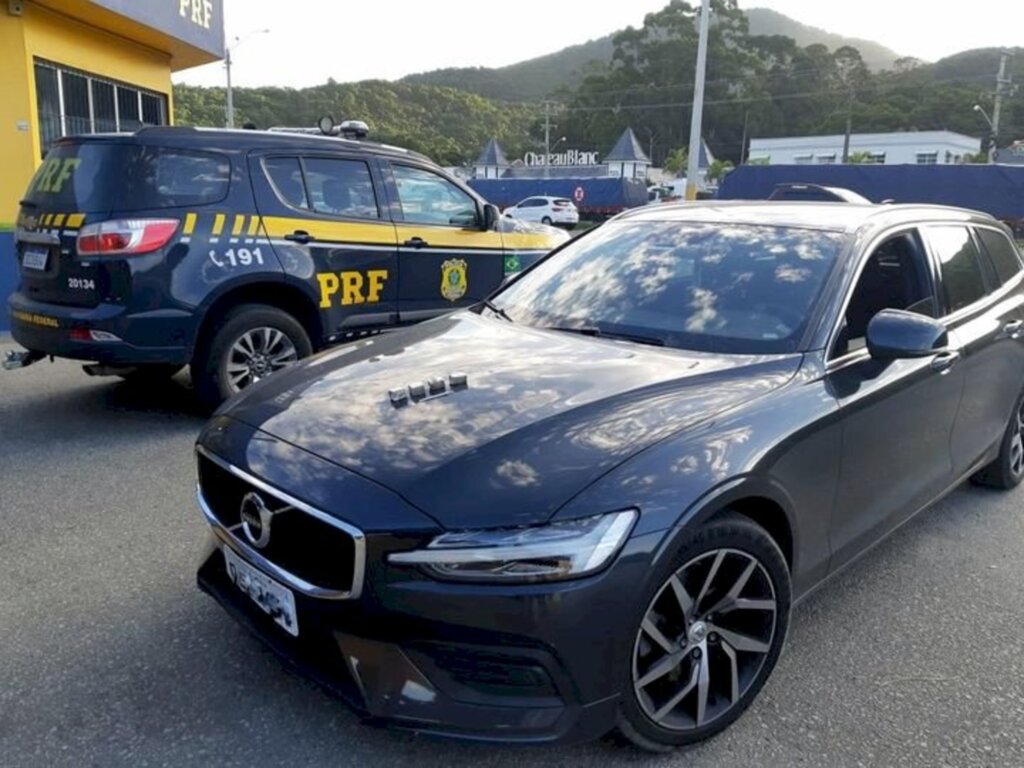 PRF prende três pessoas por roubo e tráfico de drogas na BR 101 em Itapema