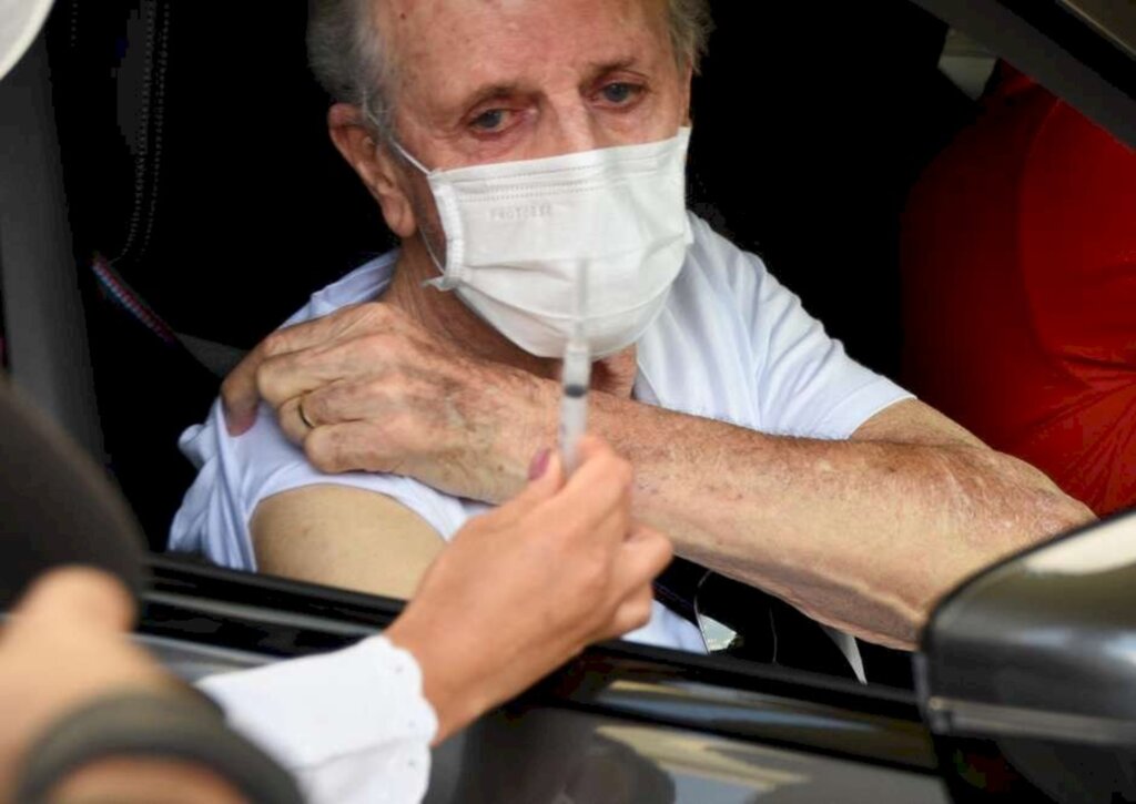 Ronaldo Silva / Futura Press - Movimentação na vacinacao de idosos com 83 anos em Osasco, SP, no sistema de Drive Thru