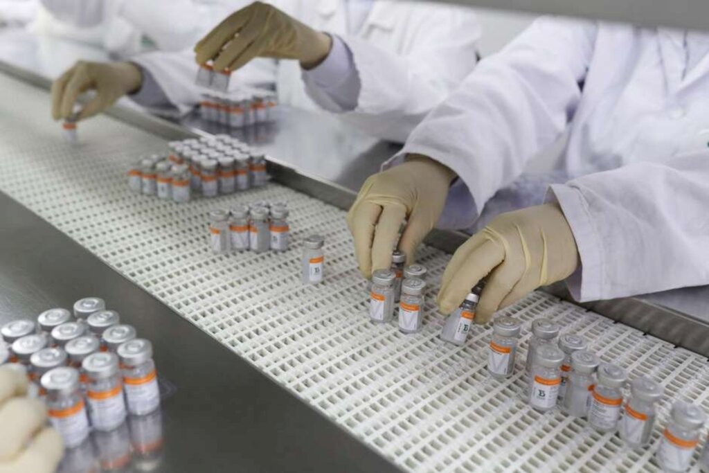 Grupo de governadores tentará comprar vacina em laboratórios