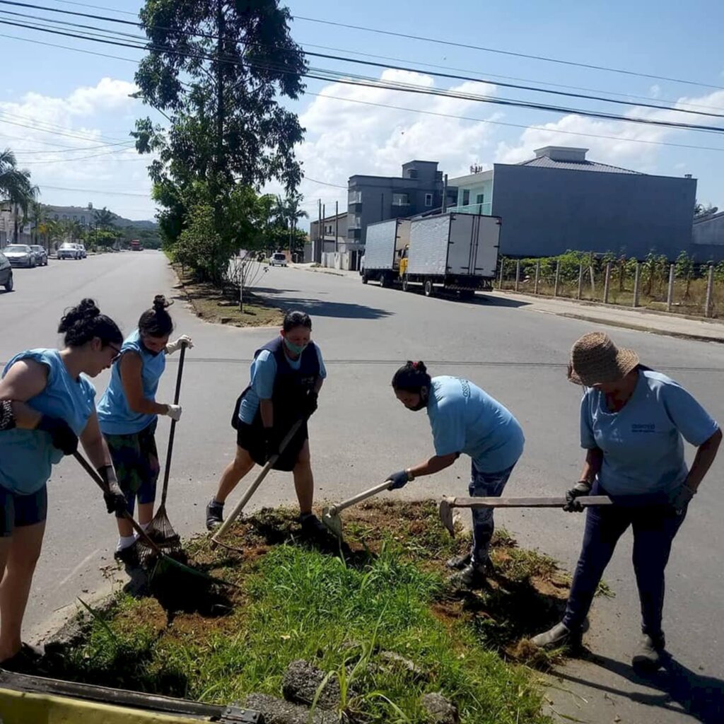 Associação de Recicladores revitaliza canteiro de avenida no bairro Aventureiro