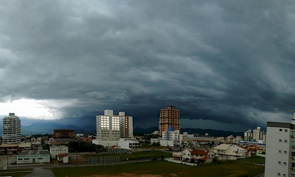 Joinville aciona Defesa Civil em função da chuva de domingo