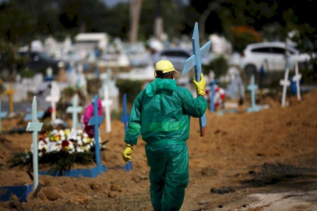 Bruno Kelly - Cemitério em Manaus durante a pandemia de coronavírus