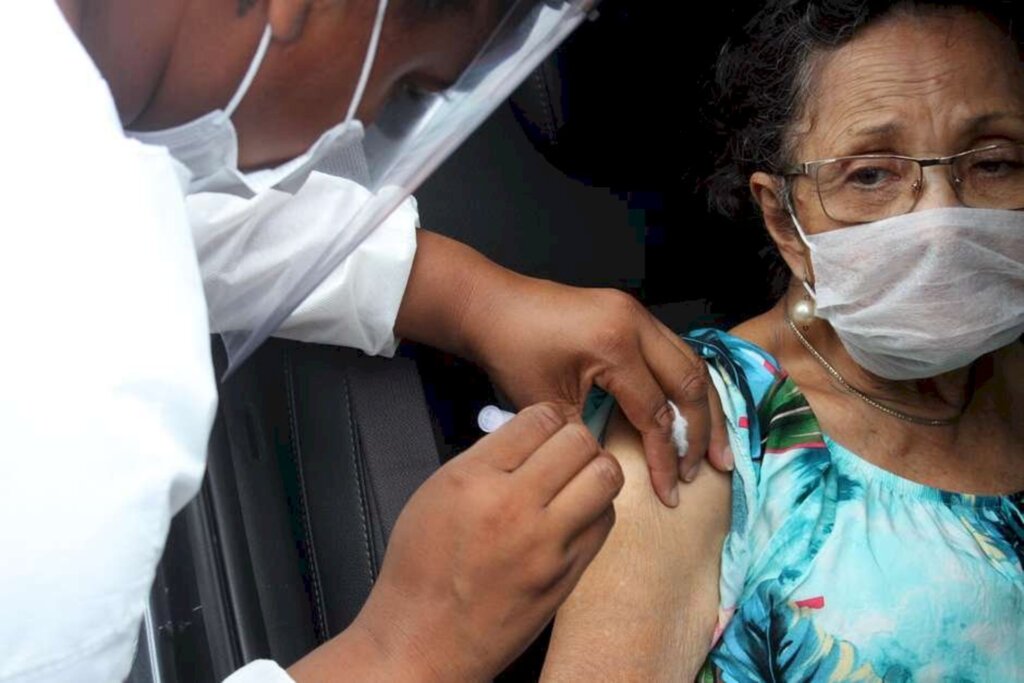 Nair Bueno / Futura Press - Vacinação contra covid-19 em idosos entre 85 e 89 anos em Santos (SP)