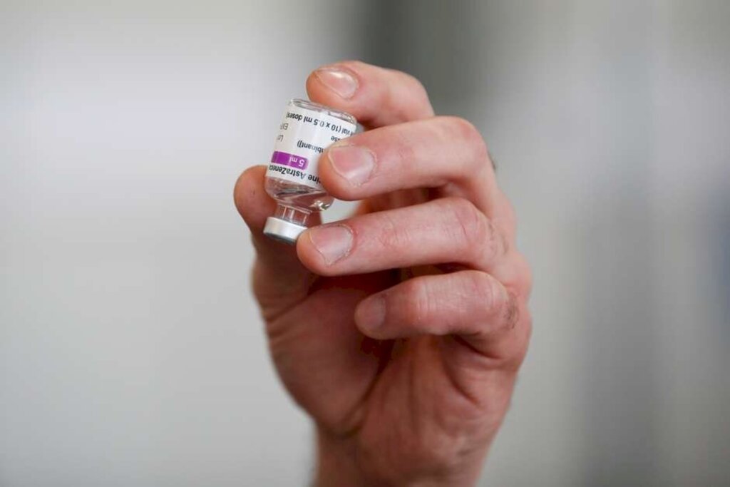 Reuters - Frasco de vacina Oxford/AstraZeneca contra Covid-19