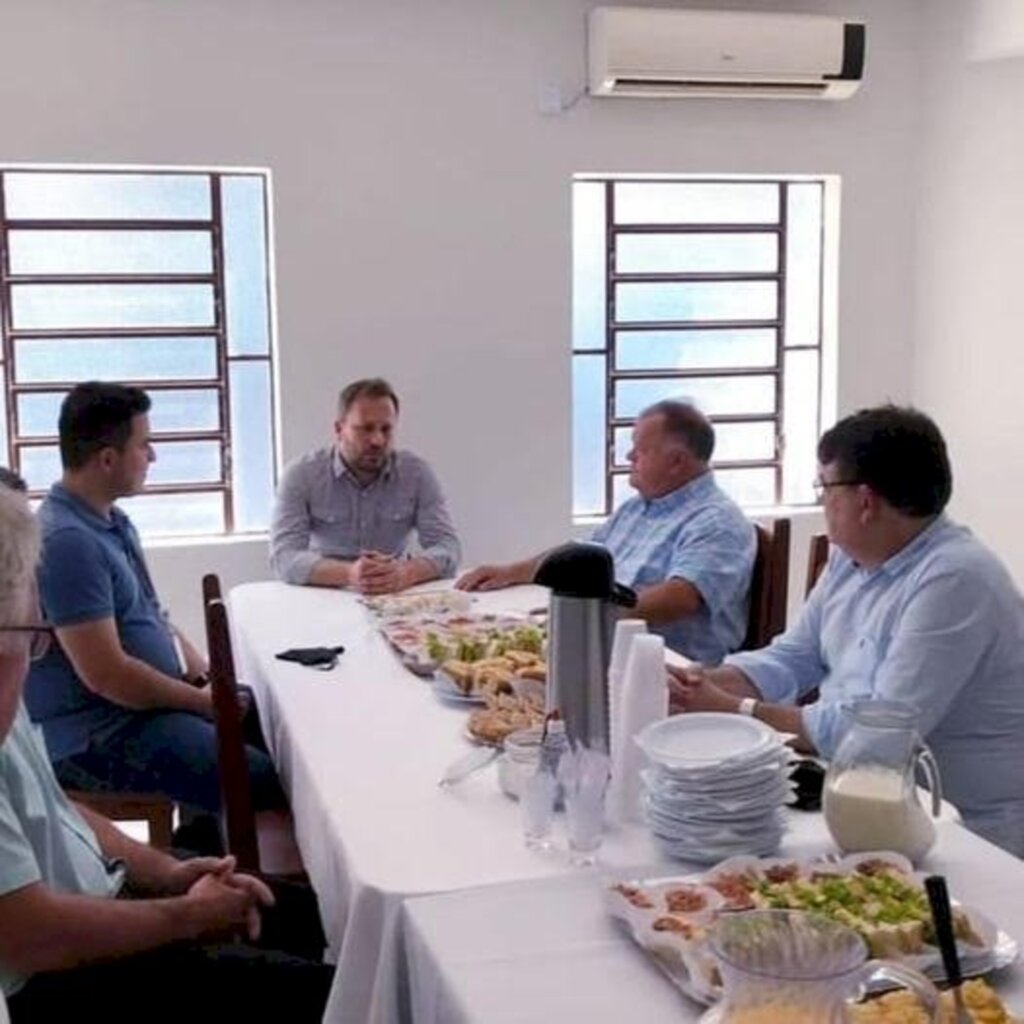 Em visita de cortesia a padre, prefeito ouve reivindicações