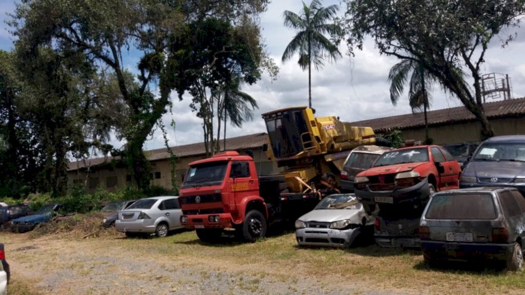 Polícia irá prensar e compactar 600 veículos apreendidos em Joinville