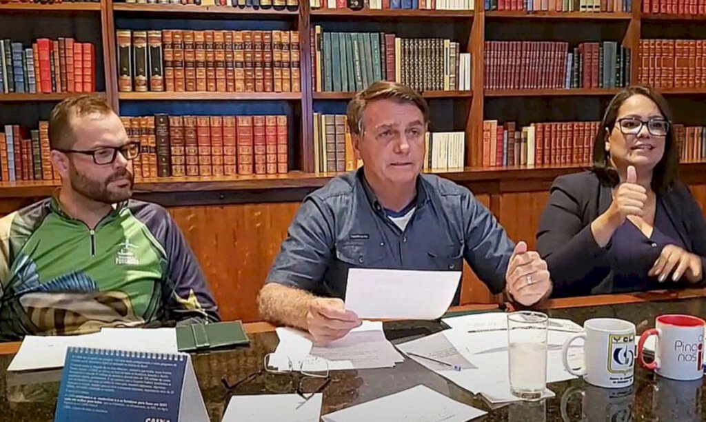 Bolsonaro quer que postos exibam composição de preço dos combustíveis