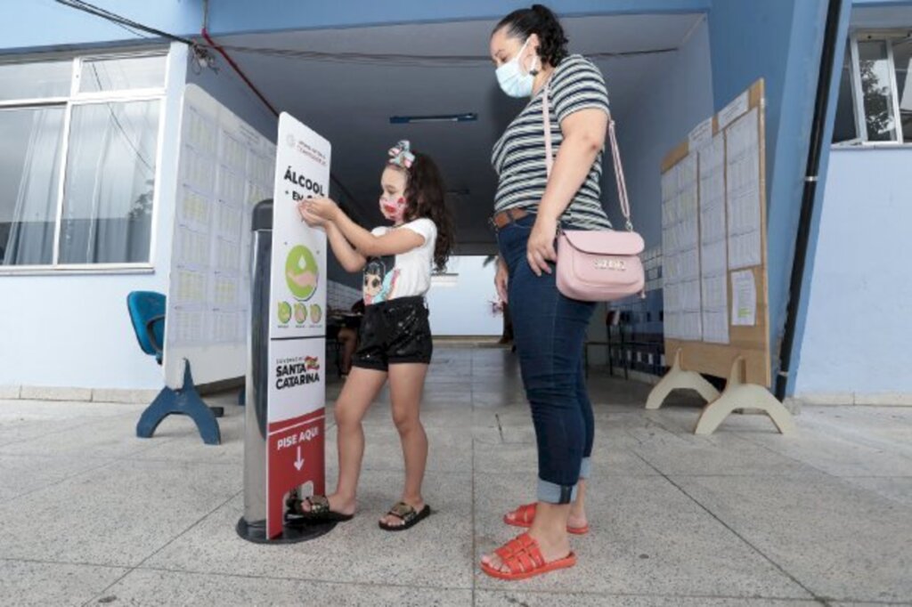Mauricio Vieira / Secom - Álccol em gel no Instituto Estadual de Educação, em Florianópolis