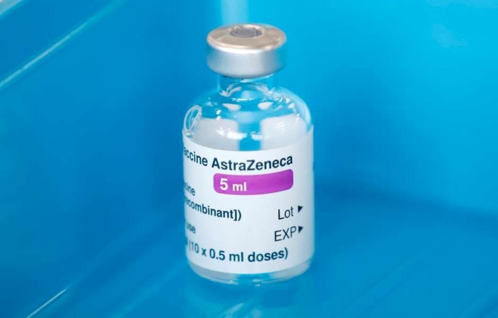 REUTERS/Peter Cziborra - Frasco de vacina contra Covid-19 Oxford/AstraZeneca