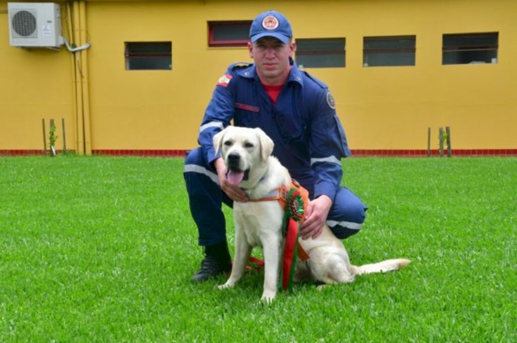 Divulgação / CBMSC - Soldado Luciano Rangel e cão Orion, de Lages, pertencente ao 5º Batalhão de Bombeiros Militar, com sede em Lages.