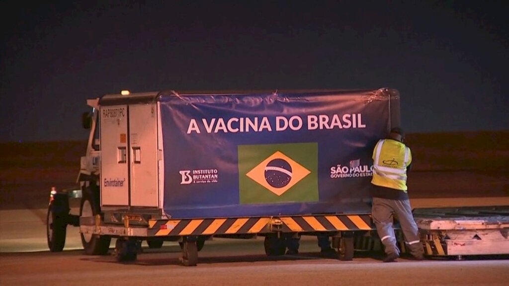 Avião da China chega a SP com insumos para 8,6 milhões de vacinas