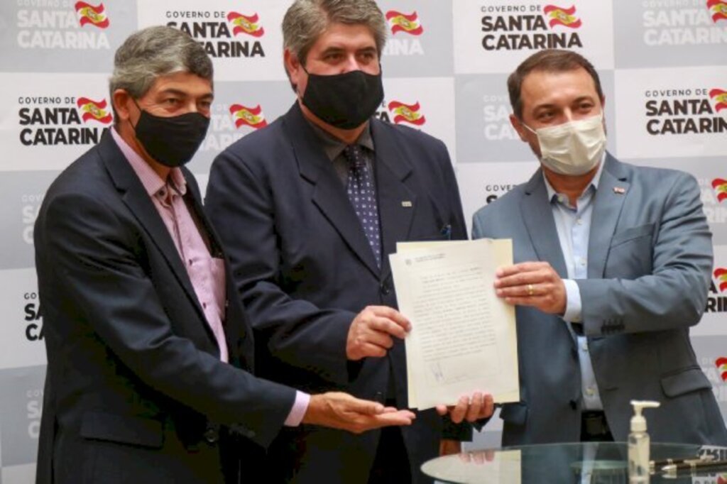 Julio Cavalheiro / Secom - Daniel Vinicius Netto (centro) tomou posse nesta quarta como novo presidente do IMA