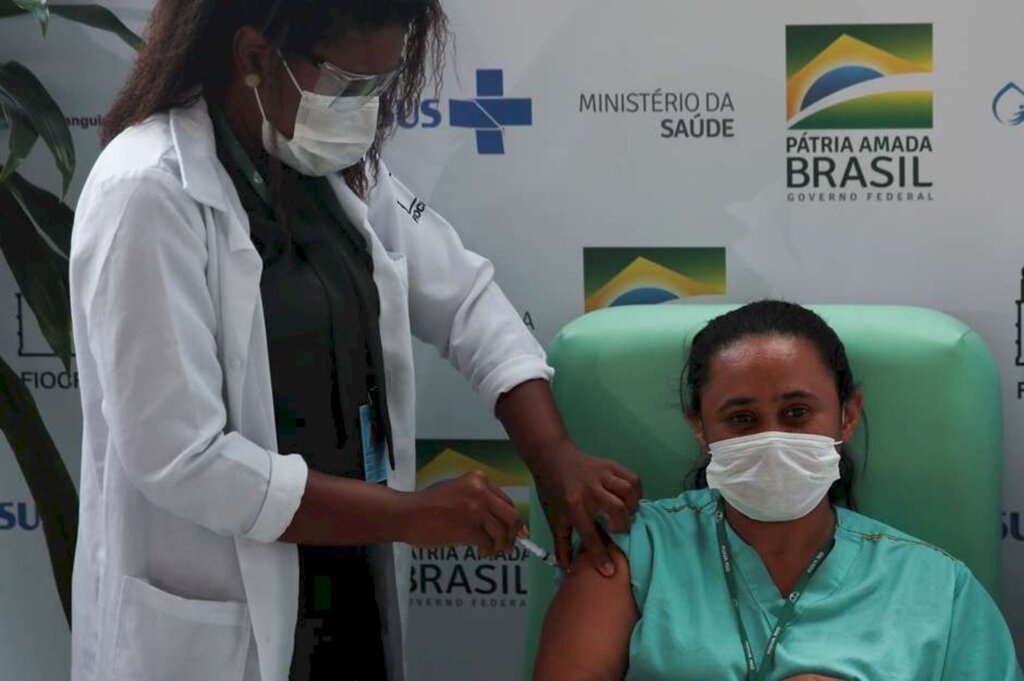Ricardo Moraes - Reuters - Profissional da saúde recebe dose da vacina da AstraZeneca/Oxford contra Covid-19