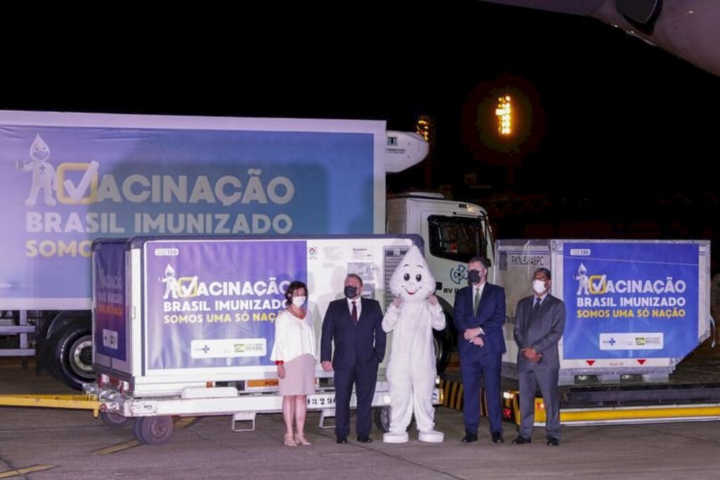 Fernando Frazão/Agência Brasil - Os ministros da Saúde, Eduardo Pazuello, das Relações Exteriores, Ernesto Araujo, o embaixador da Índia no Brasil, Suresh Reddy, e a presidente da Fiocruz, Nísia Trindade