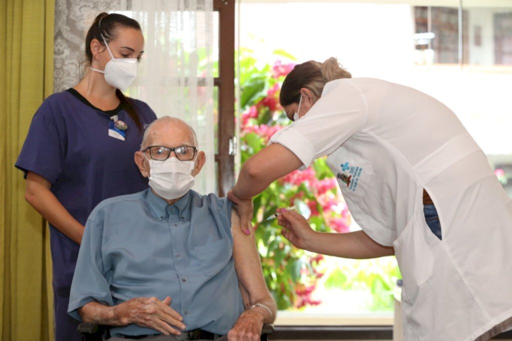 SECOM-PMJ - Professor Paulo Roland Unger o primeiro idoso imunizado