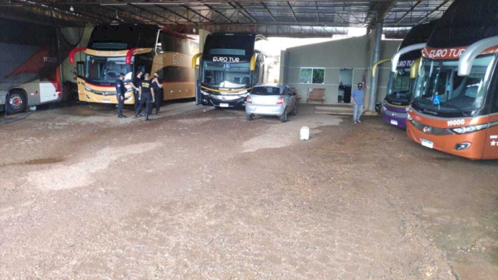Adilson Domingos -Campo Grande News - Policiais na garagem da Euro Tur, no Jardim Santo André, em Dourados