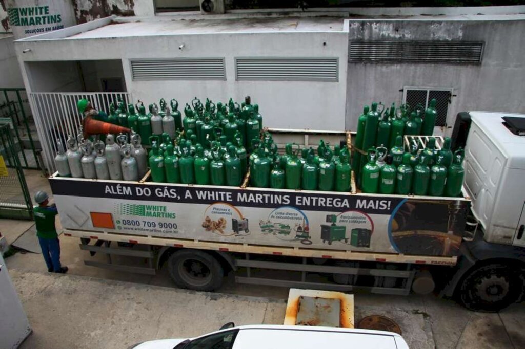 Edmar Barros / Futura Press - Caminhão com oxigênio é escoltado por seguranças armados durante transporte e descarga no Hospital Universitário Getúlio Vargas, em Manaus