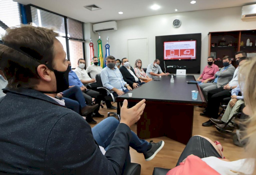 Prefeito apresenta plano de combate ao coronavírus aos vereadores