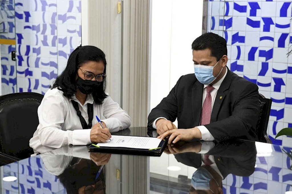 Fonte: Agência Senado - Nova senadora pela Paraíba assina termo de posse na presença do presidente do Senado, Davi Alcolumbre, nesta quarta-feira (6)