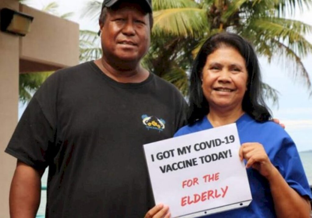Ministério da Saúde/Palau - Médica recebe primeira dose da vacina contra Covid
