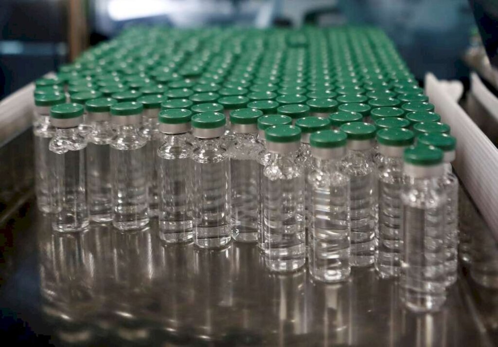 Reuters - Frascos de vacina no Instituto Serum, da Índia