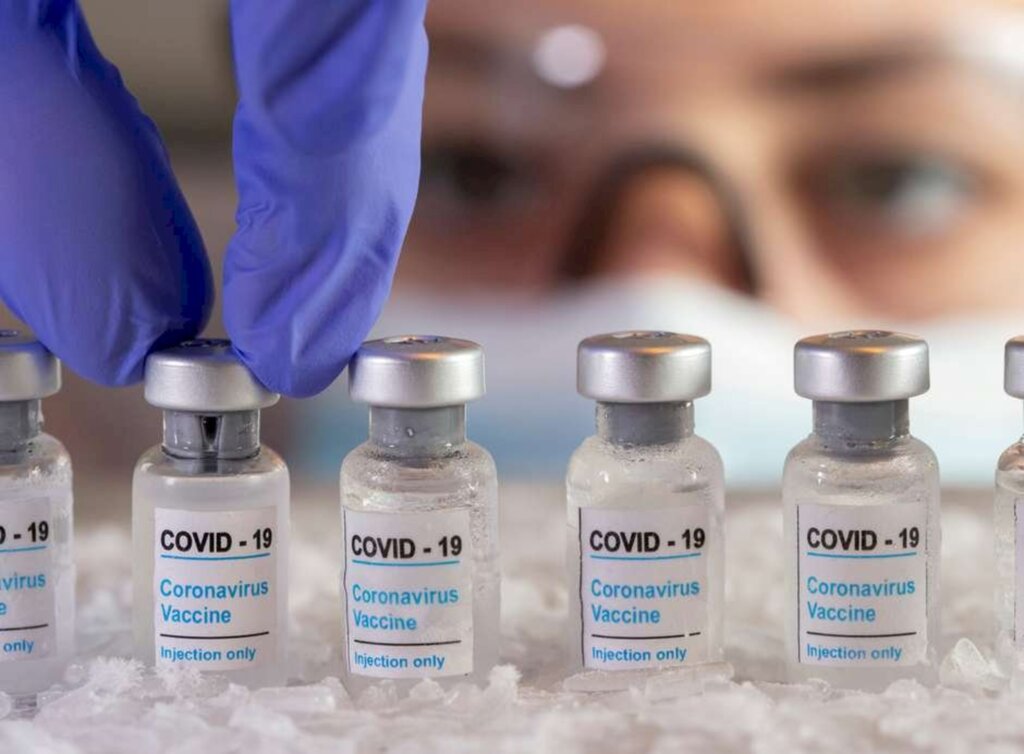 Reuters - Frascos rotulados como de vacina para Covid-19
