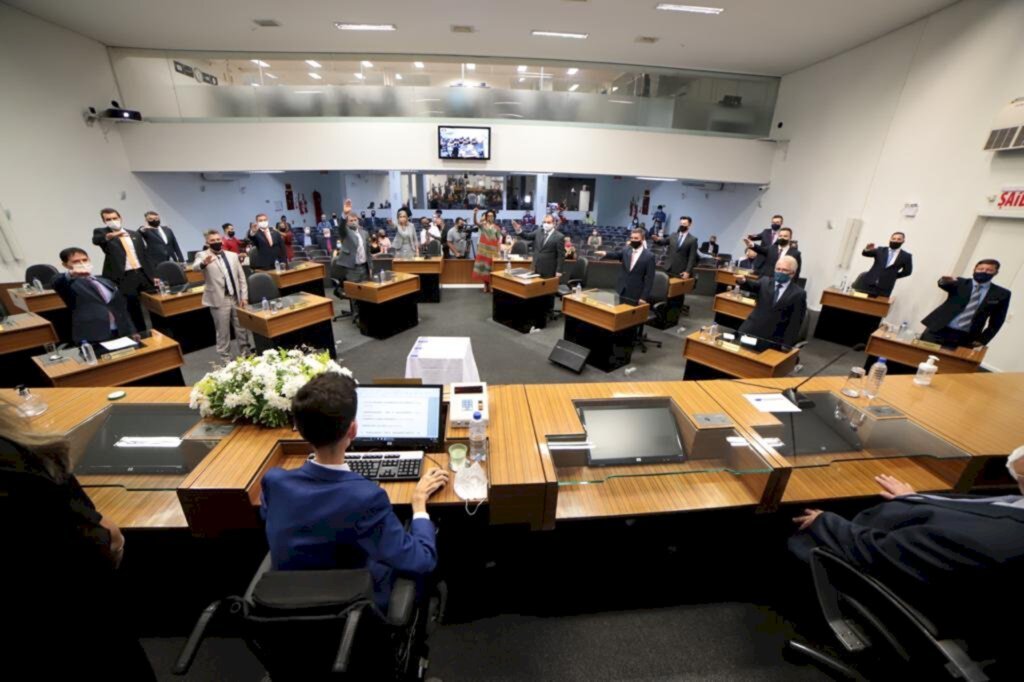 Câmara empossa vereadores, prefeito, vice-prefeita e escolhe presidente